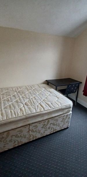 Room For Rent Queen Street, Pontypridd - Photo 1