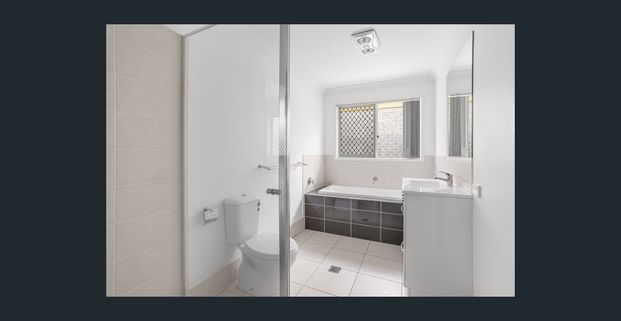 Air Conditioned 3 Bedroom Family Home with SOLAR!! - Photo 1