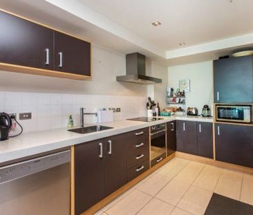 2BR Te Aro Apt w/ Balcony and car parking - Photo 2
