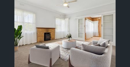 Spacious 3-Bed Home with two large Garages - Photo 3