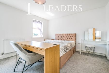 4 bedroom house to rent Weaving Gardens, NG5 - Photo 2