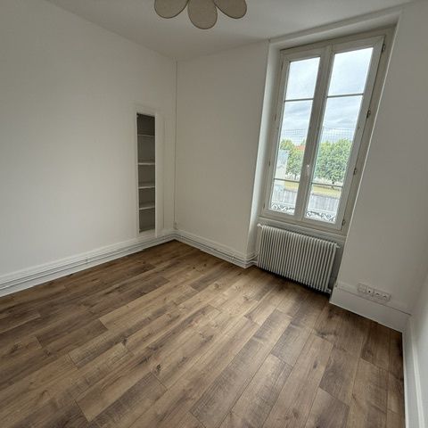 A LOUER - Boulevard Auger - T2 de 41.08m² entièrement refait à neuf et isolé + garage - Photo 1
