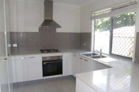 Stylish 3-Bedroom Townhouse with Alfresco Entertaining in Corinda - Photo 2