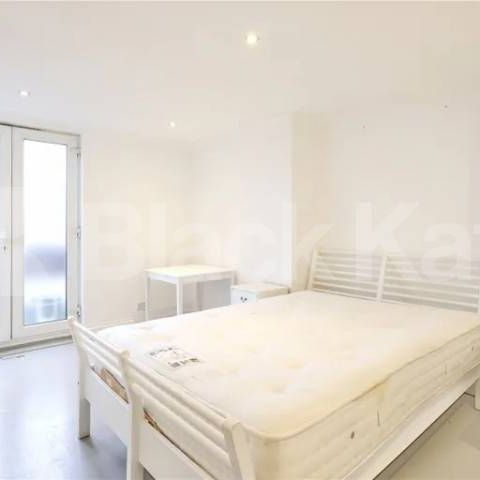 Spacious newly refurbished 3 double bedroom property with 2 bathrooms - Photo 1