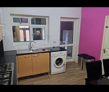 5 Bed Terraced House, Bedford Road, E6 - Photo 6