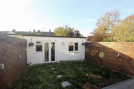 Bedford Crescent, Enfield, EN3 - Photo 4