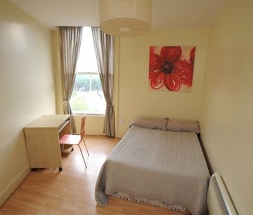 MODERN STUDENT 2 BED FLAT 400 METRES TO UNIVERSITY AND 200METRES TOWN - Photo 1