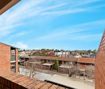 Studio with parkland frontage - Photo 1