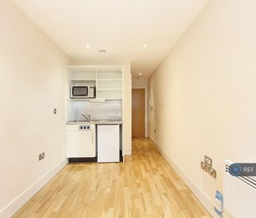 Studio to rent - Photo 3