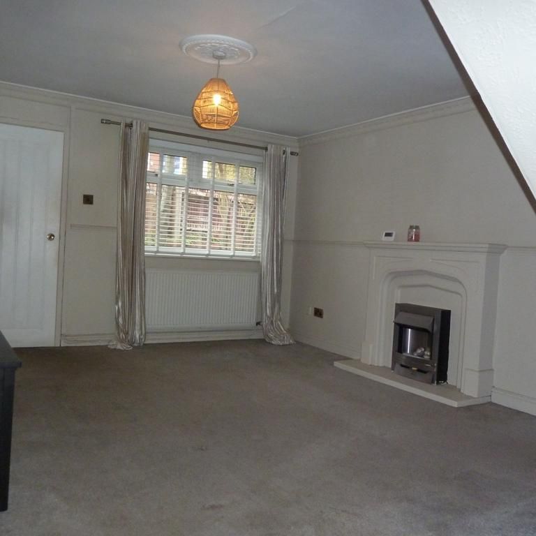 2 bedroom mews to rent - Photo 1