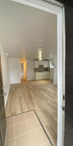 Magnifique appartement 3 1/2 demi-sous-sol complètement rénové, triplex - Photo 4