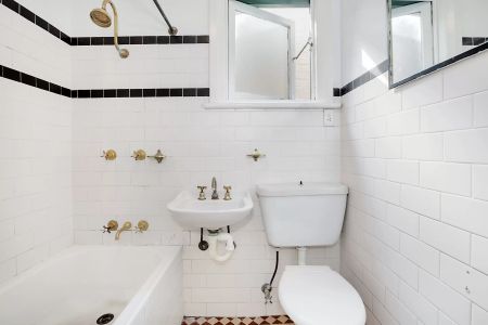 RENOVATED TWO BEDROOM APARTMENT IN PRIME LOCATION - Photo 5