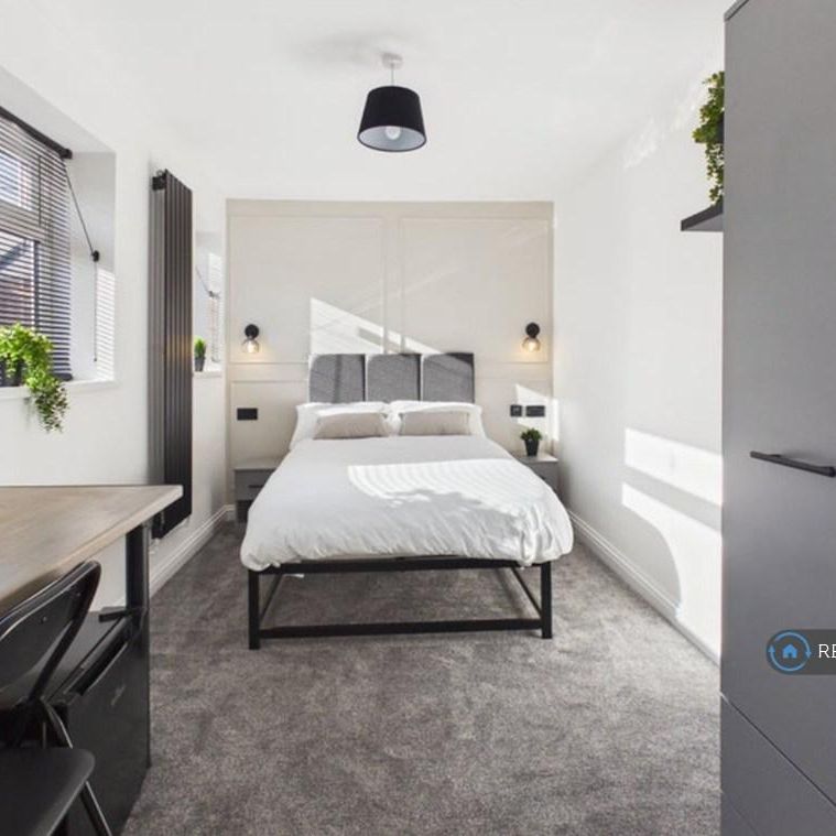 8 bedroom terraced house to rent - Photo 1