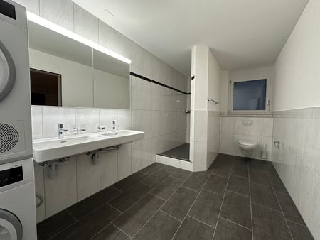 "grosse, moderne 2.5-Zimmer-Wohnung mit Lift und eigenem Waschturm" - Photo 5