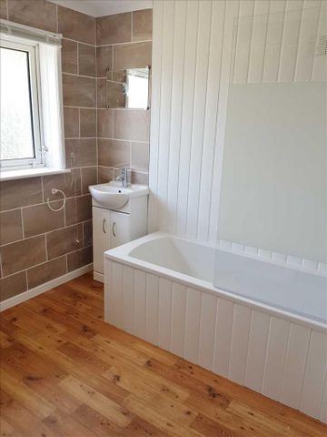 4 bedroom semi-detached house to rent - Photo 5