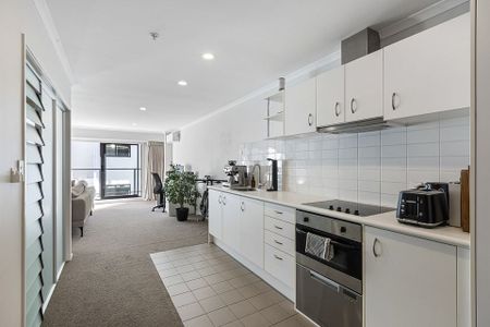Spacious City Fringe Apartment - Photo 4