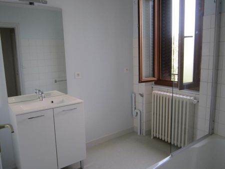 Location Maison 115m² USSEL 19200 - Photo 2