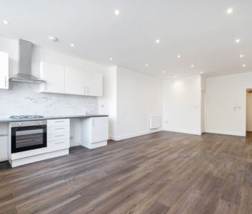 Flat to rent - High Street, Sittingbourne, ME10 - Photo 3