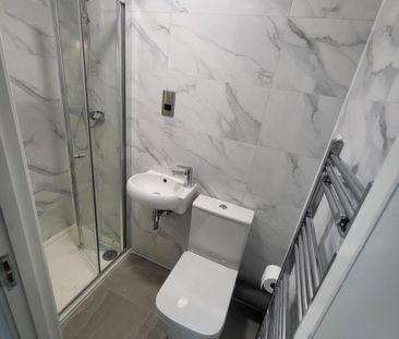 1 bedroom in a flat share to rent - Photo 2