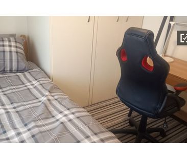 Room in 3-bedroom apartment in Cabra, Dublin - Photo 4