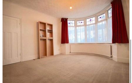 4 Bed Semi-Detached House, Lyndhurst Gardens, IG11 - Photo 2