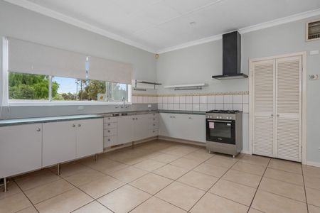 Positioned on a large block in the sought-after suburb of Victory Heights - Photo 5