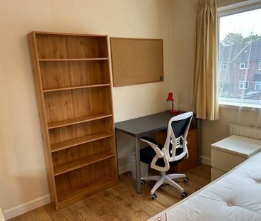 4 bedroom semi-detached house to rent - Photo 3