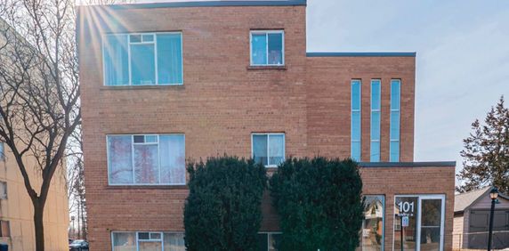 2 Bedrooms - Photo 2