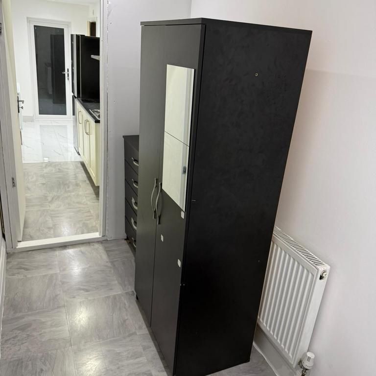 1 bedroom in a flat share to rent - Photo 1