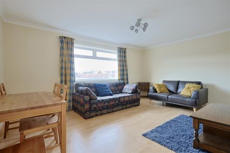 2 bedroom Flat to rent in Stoneleigh Avenue, Longbenton, Newcastle Upon Tyne, NE12 - Photo 4
