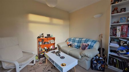 3 bedroom House in Queenswood Gardens, Leeds - Photo 3