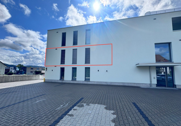 Moderne 4.5-Zimmer-Wohnung, 1. OG, mit Loggia und Wintergarten - Photo 1