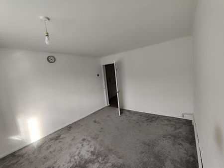 Two Bedroom Flat For Rent in Woodford Green, IG8 - Photo 5
