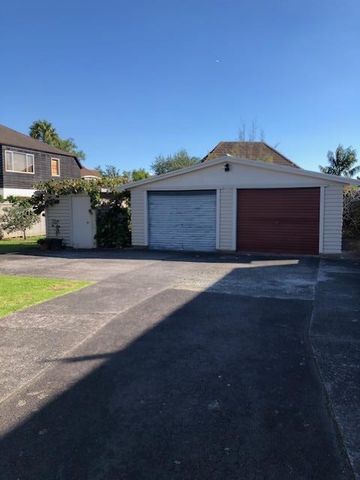 LONG DRIVE - 2 BEDROOM - FRONT HOUSE - Photo 2