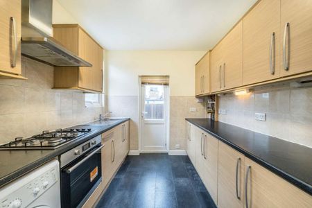 4 bedroom semi-detached house to rent - Photo 5