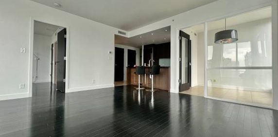 Spacious Yaletown Apartment with Stunning Views - Photo 2