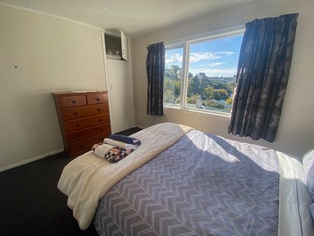 Large three bedroom with wifi and fully furnished - Photo 3