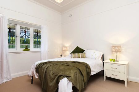 Two level modern home - Photo 4