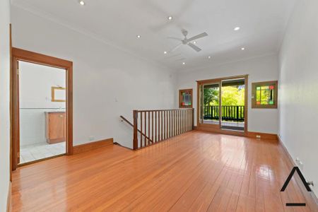 Stylish Two-Bedroom Apartment in the Heart of Vibrant Newtown - Photo 3