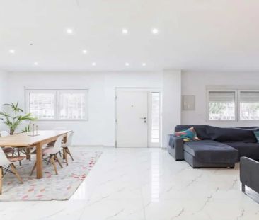 Apartment in Carrer de Santa Pola, Valencia for 250 m² with 3 bedrooms - Photo 1