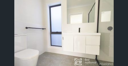 Park front 4-bedroom family home in the Heart of Colebee - Walk to Shops - Photo 4