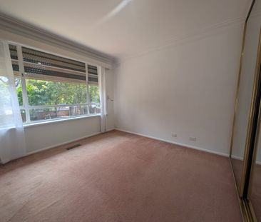 Three bedroom living with large garage - Photo 4