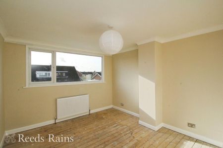 4 bedroom semi-detached house to rent - Photo 4