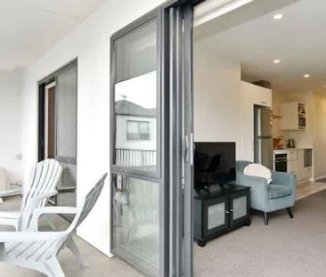 Bright, Furnished 2-Bedroom Apartment in Merivale - Photo 1