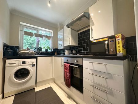 Bearwood, Bournemouth - Photo 4