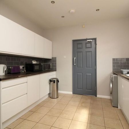 1 bedroom in a house share to rent - Photo 3