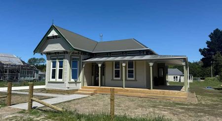 Stunning Newly Refurbished 3-Bedroom Villa - Photo 2