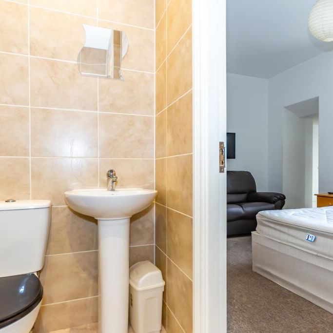 8 Whitefield Terrace Flat 5 - Photo 1