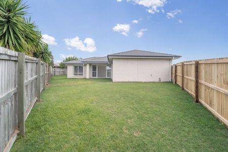 Spacious 4 bedroom home on a large block - Photo 4