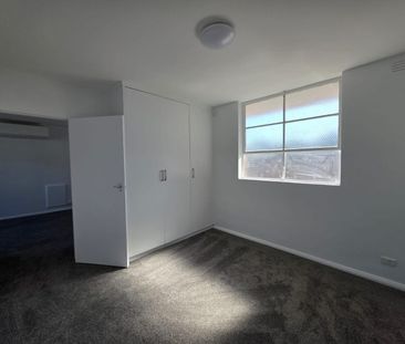 Beautiful Renovated Apartment - Freeway, Shops, City, Transport, Sc... - Photo 1